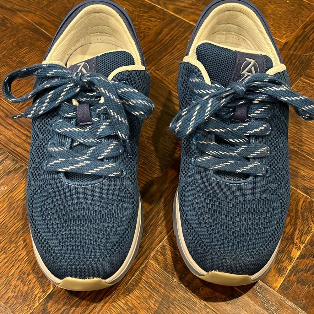 Zeba Hands Free Slip On Sneakers 7.5
